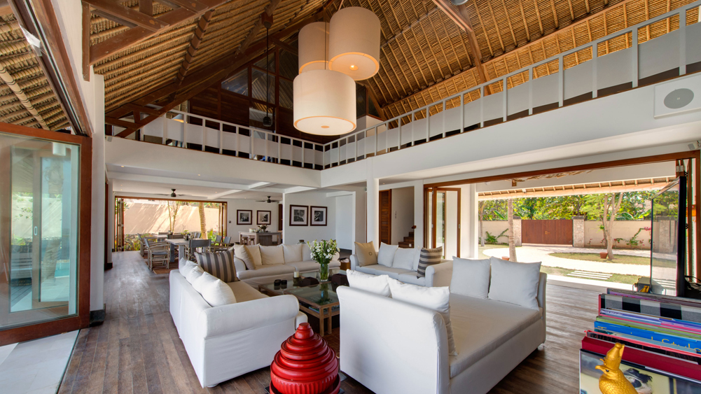 Voyage - Corner view of living and dining rooms